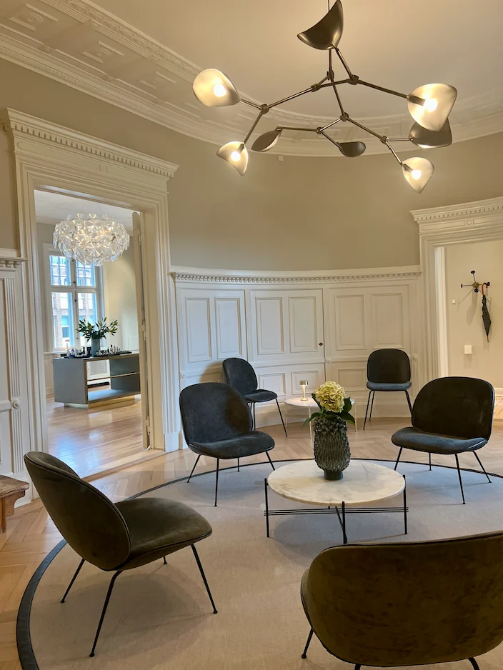 Venteomr&aring;det i klinikken p&aring; Store Torv med stuklofter og fiskebensparket
